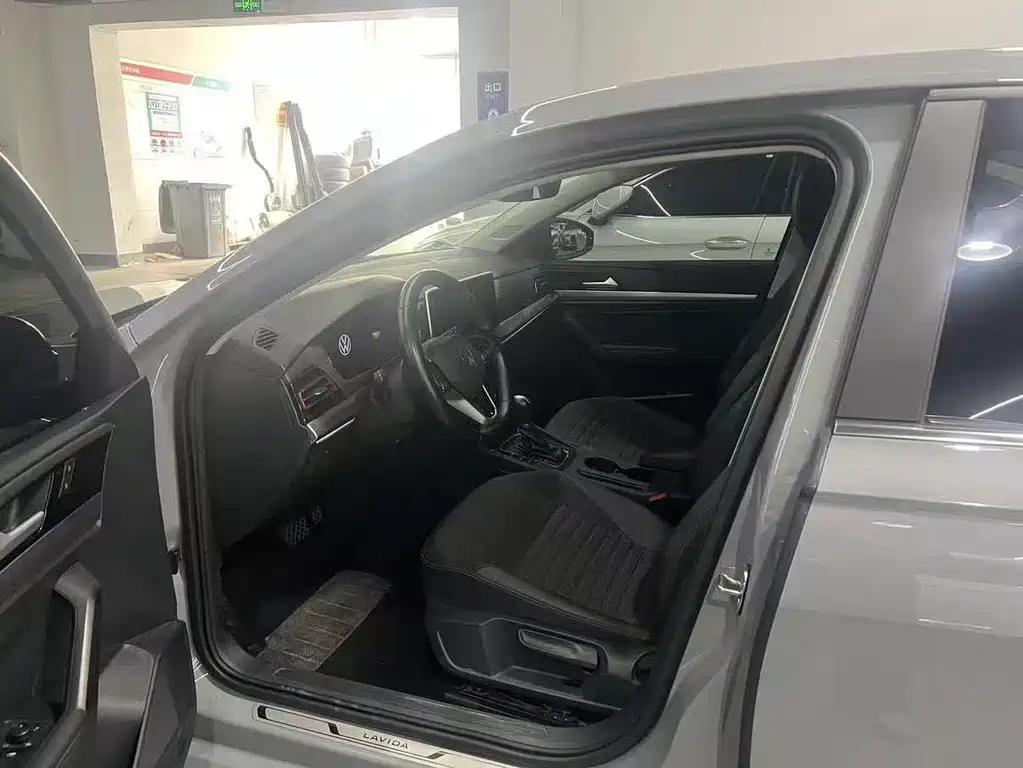 Volkswagen Lavida - фото 4