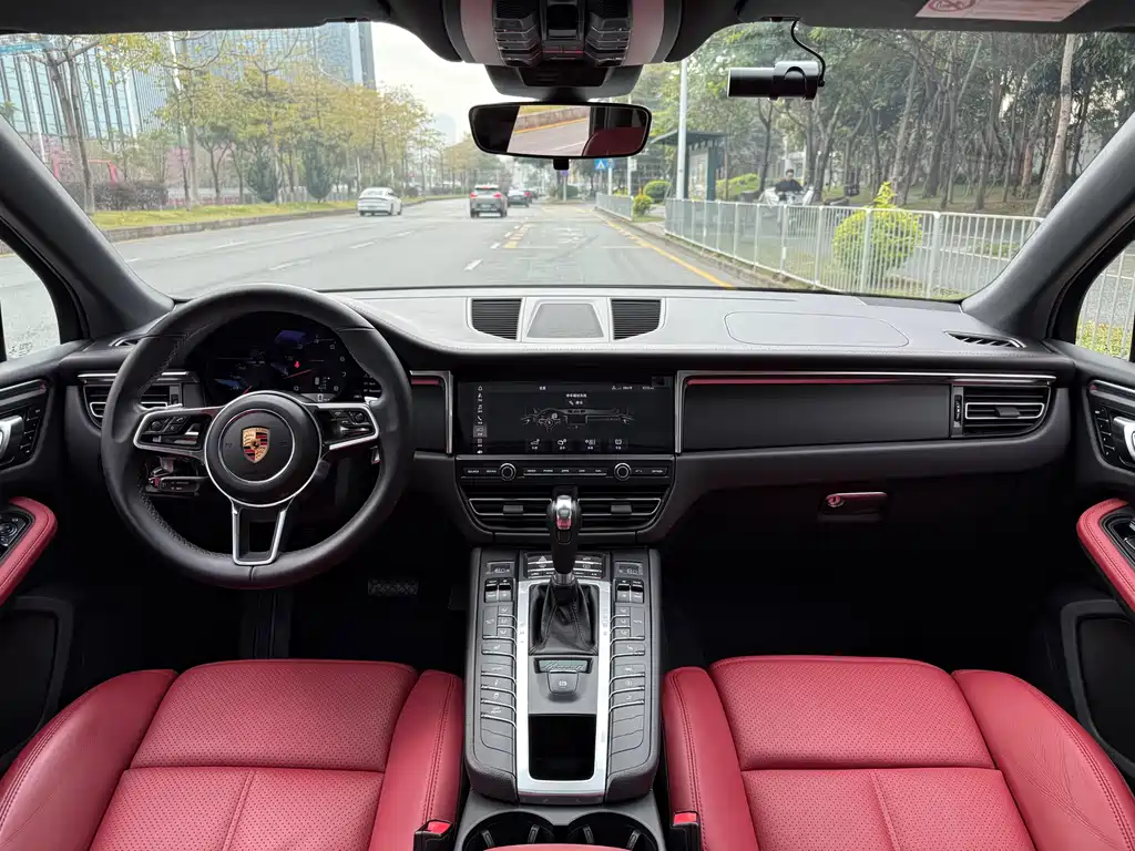 PORSCHE MACAN