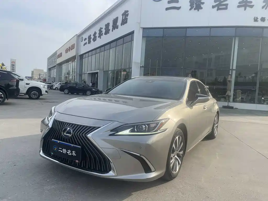 Lexus ES 2020
