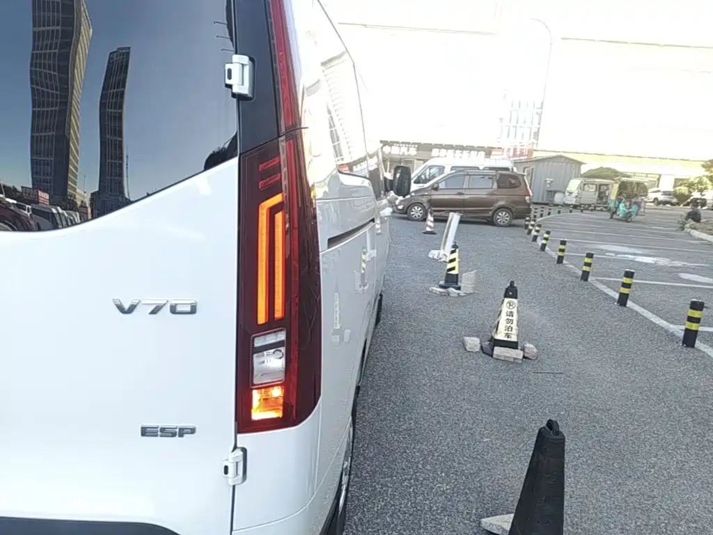 MAXUS V70 — миниатюра 8