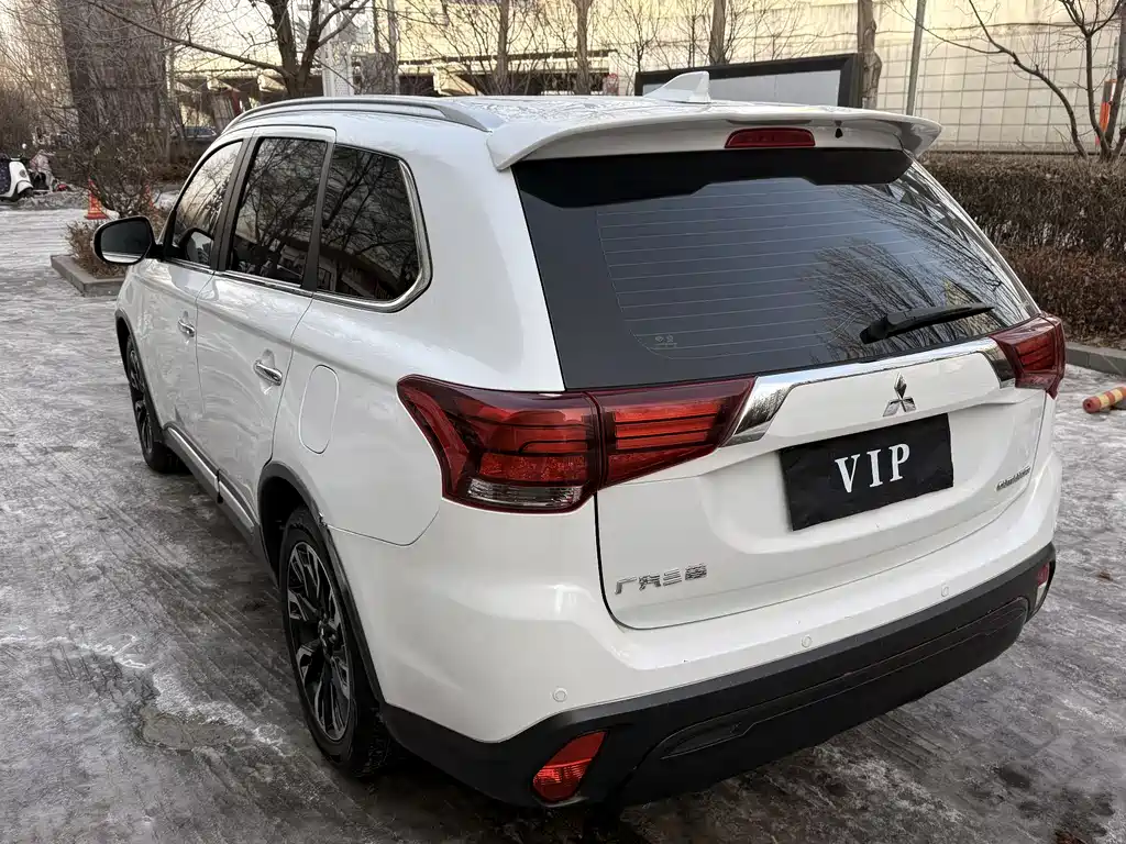 MITSUBISHI OUTLANDER