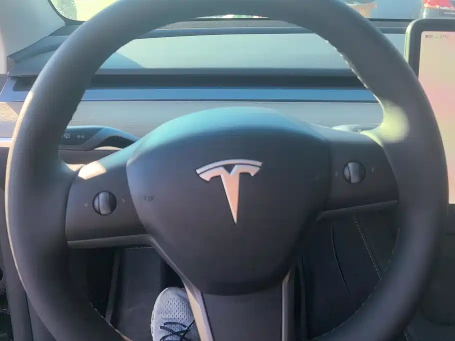 Tesla Model Y — миниатюра 15