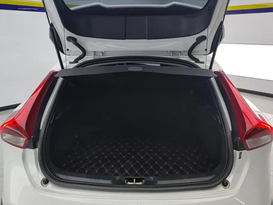 Volvo V40 — миниатюра 4