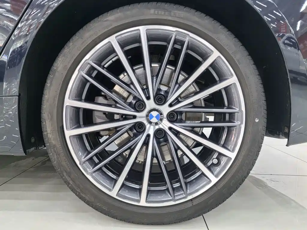 BMW 5 Series — миниатюра 19