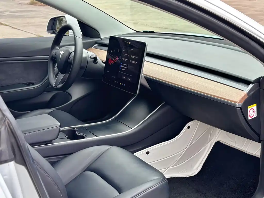 Tesla Model 3 — миниатюра 16