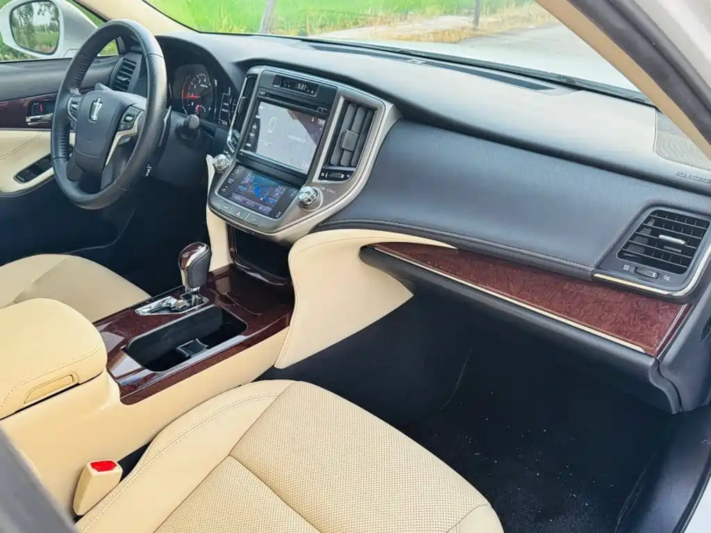 Toyota Crown — миниатюра 15