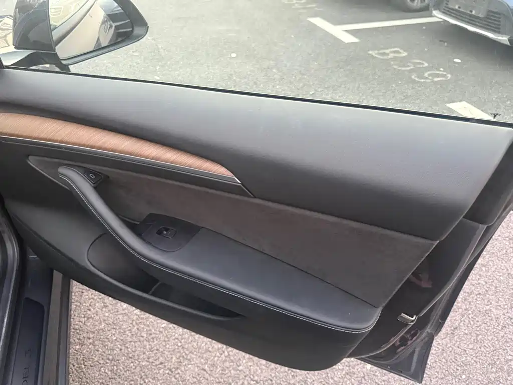 Tesla Model 3 — миниатюра 6