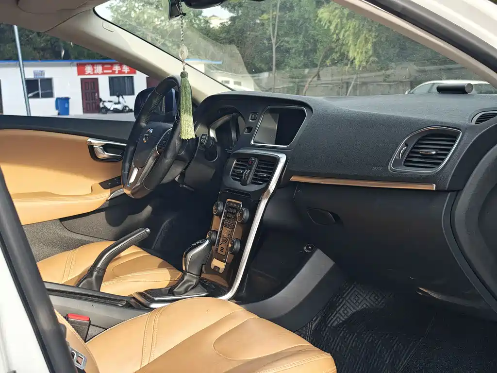 VOLVO  V40