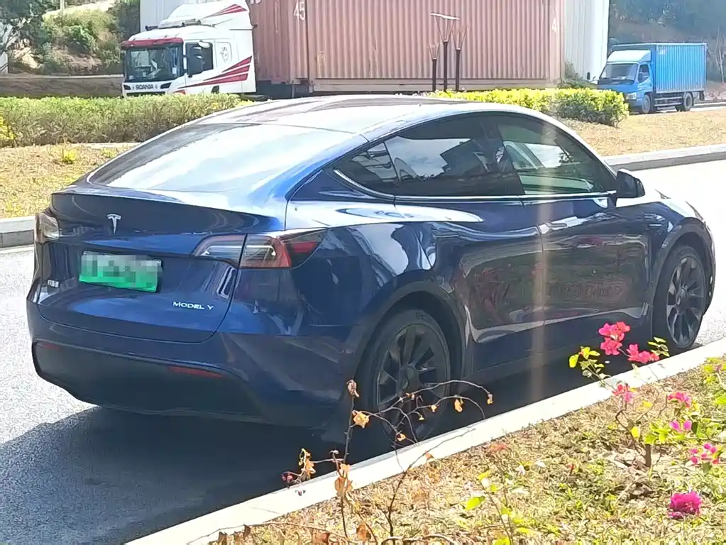 TESLA MODEL Y