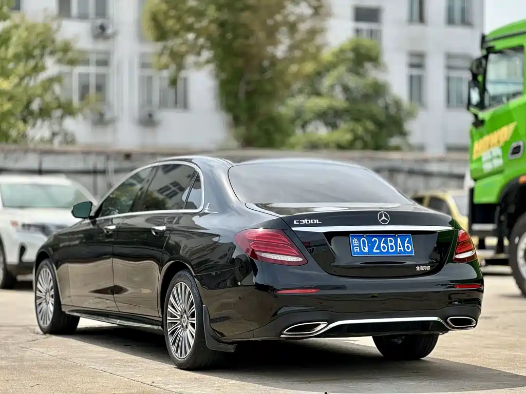 Mercedes-Benz E-Class — миниатюра 9