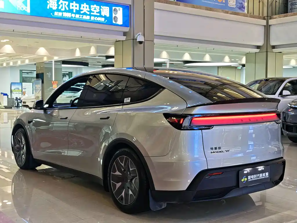 Tesla Model Y L — миниатюра 4