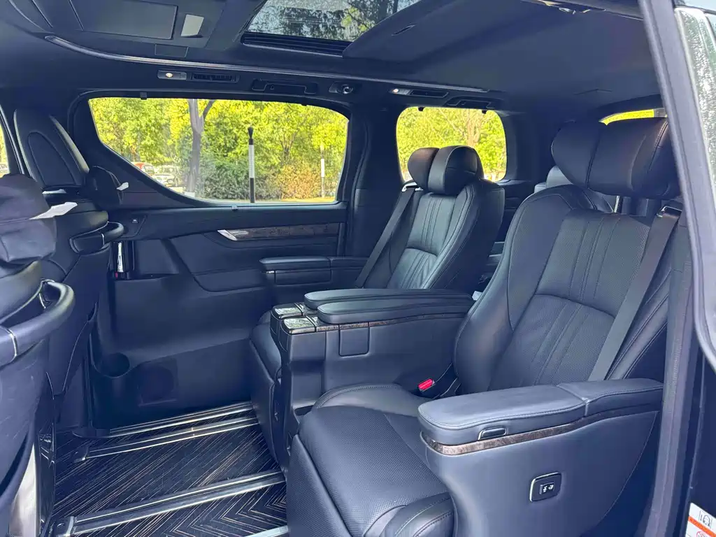 Toyota Alphard — миниатюра 7