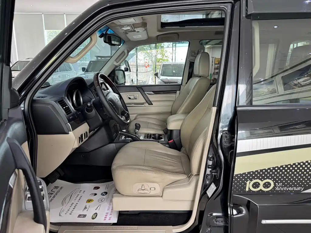 Mitsubishi Pajero (Import) — миниатюра 4