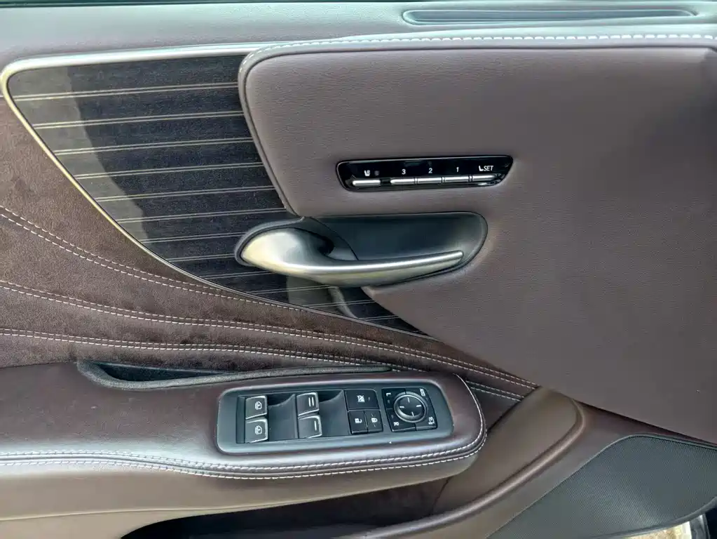 Lexus LS — миниатюра 14
