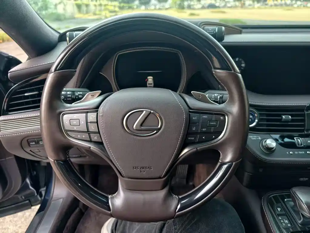 Lexus LS — миниатюра 15