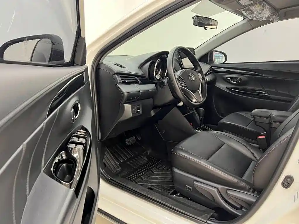 Toyota Yaris L — миниатюра 10