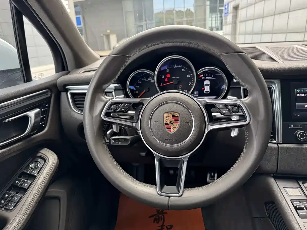 PORSCHE MACAN