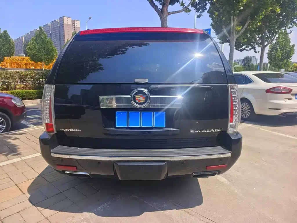 Cadillac Escalade — миниатюра 3