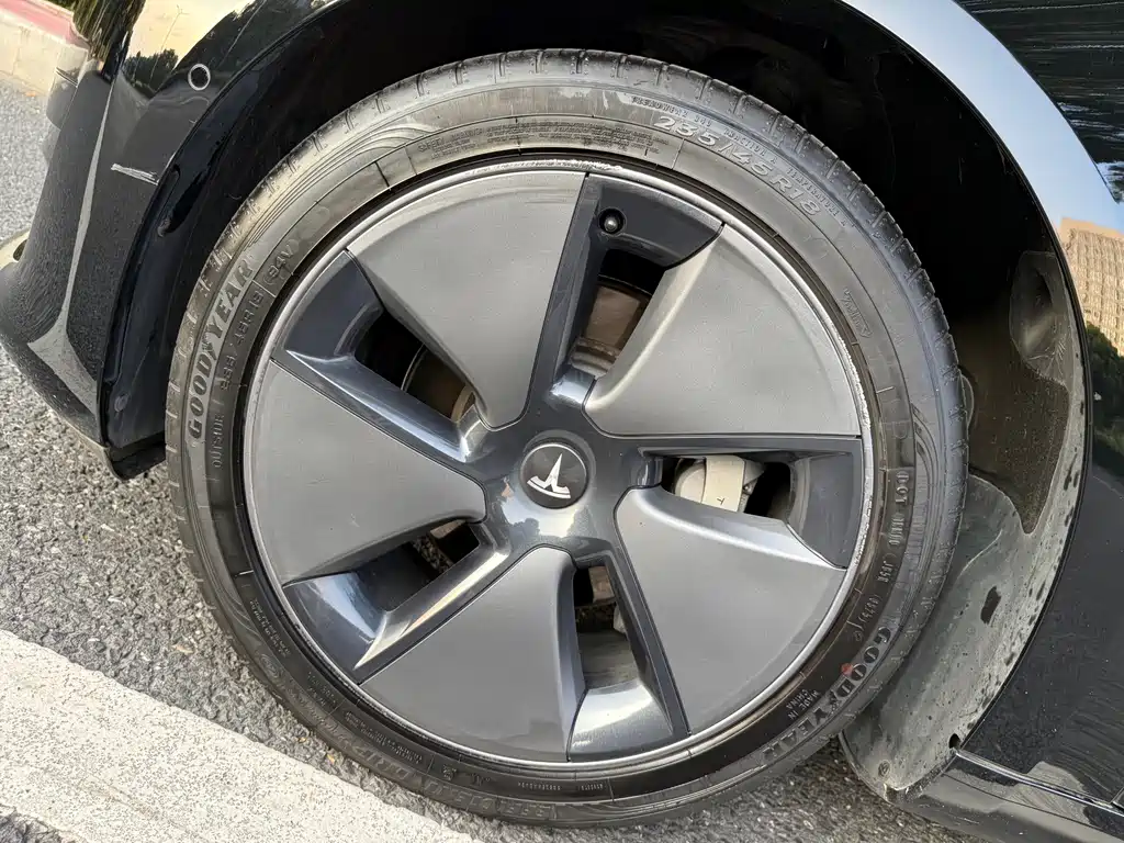Tesla Model 3 — миниатюра 17