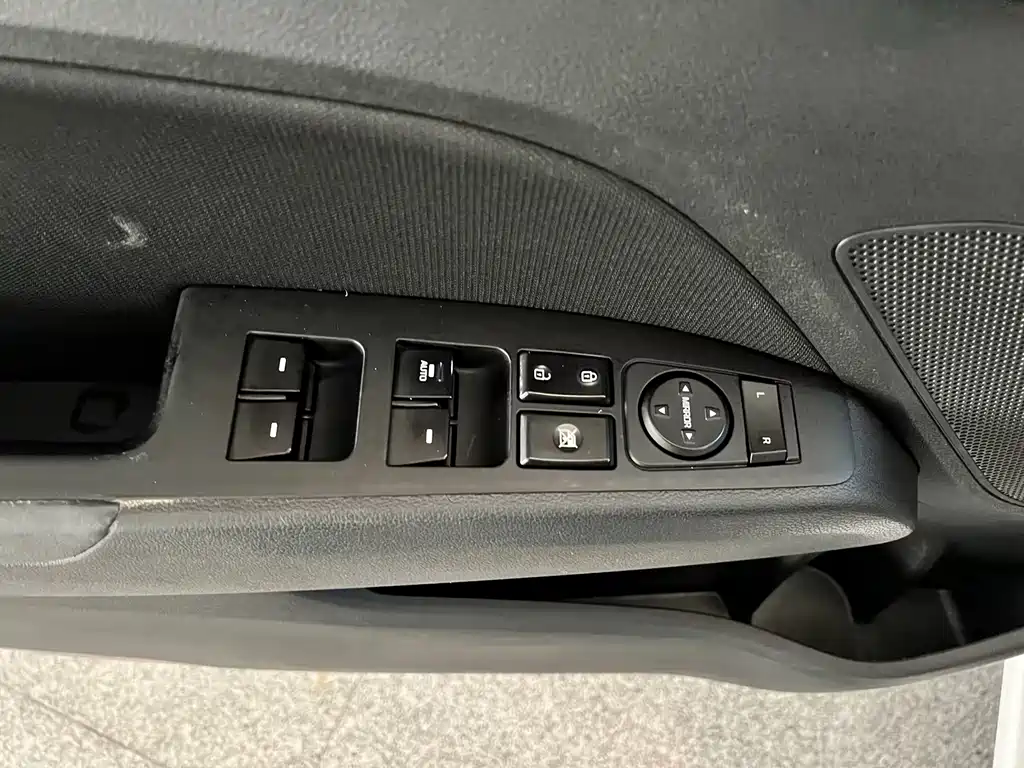 Hyundai Elantra — миниатюра 17