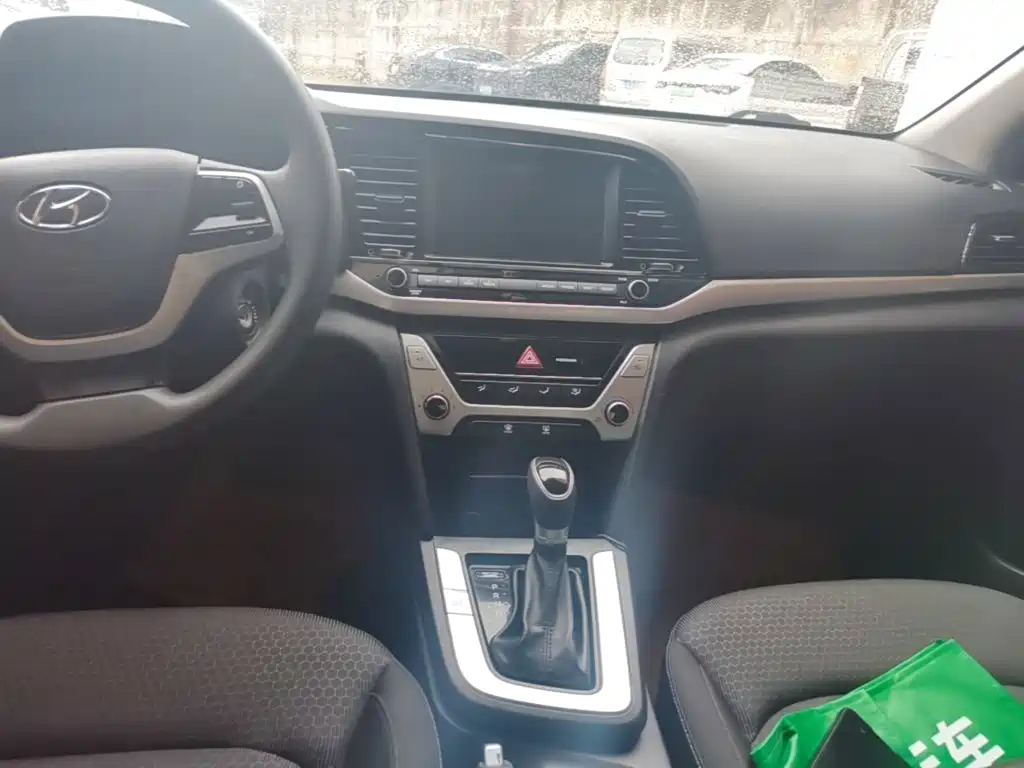 Hyundai Elantra — миниатюра 13
