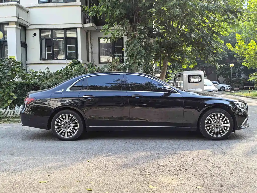 Mercedes-Benz E-Class — миниатюра 6
