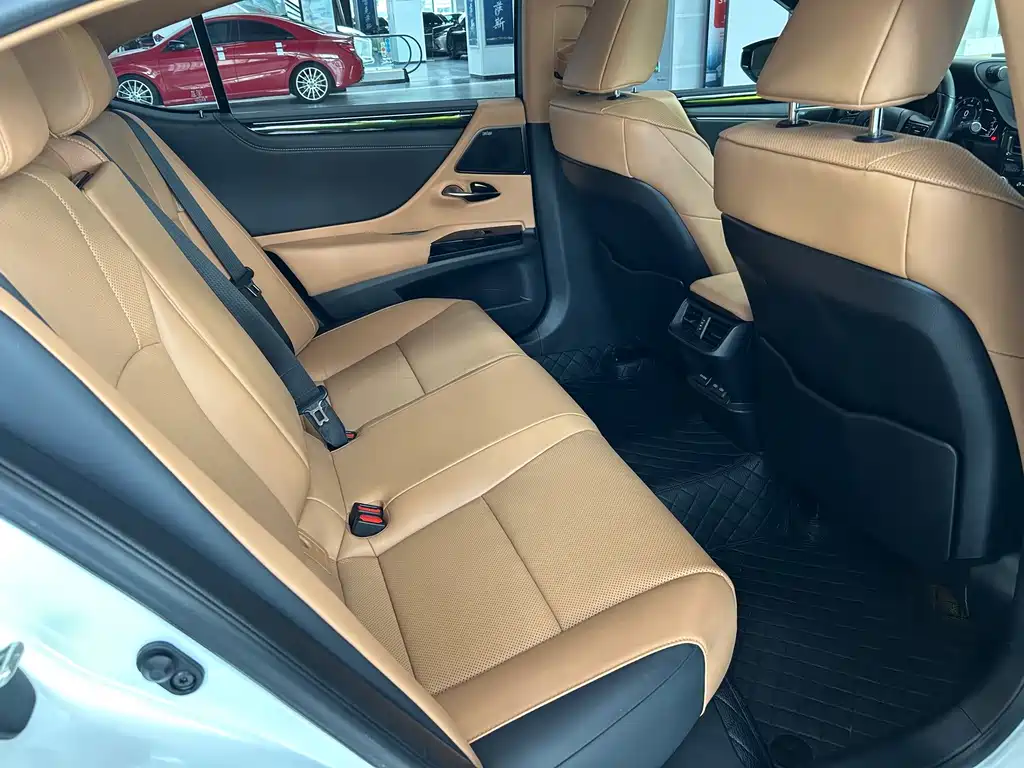 Lexus ES — миниатюра 12