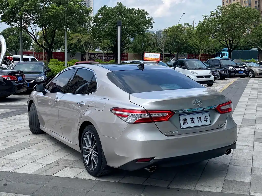 Toyota Camry — миниатюра 8