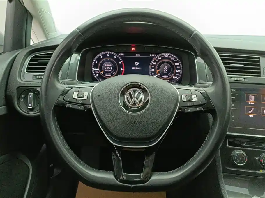 VOLKSWAGEN GOLF