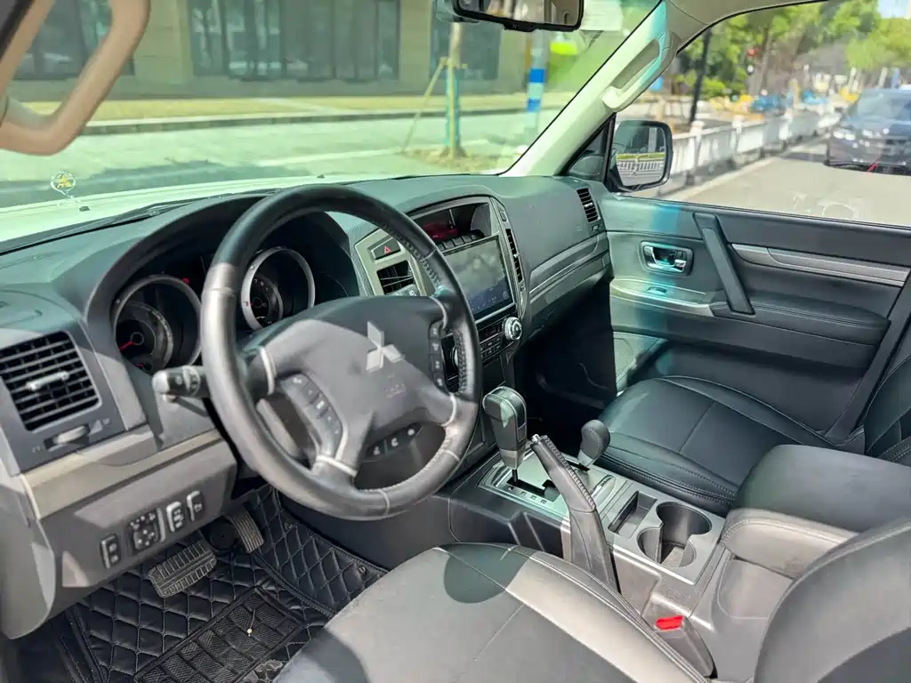 Mitsubishi Pajero (Import) — миниатюра 4