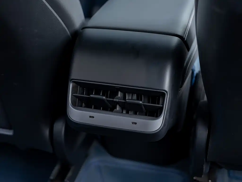 Tesla Model Y — миниатюра 18