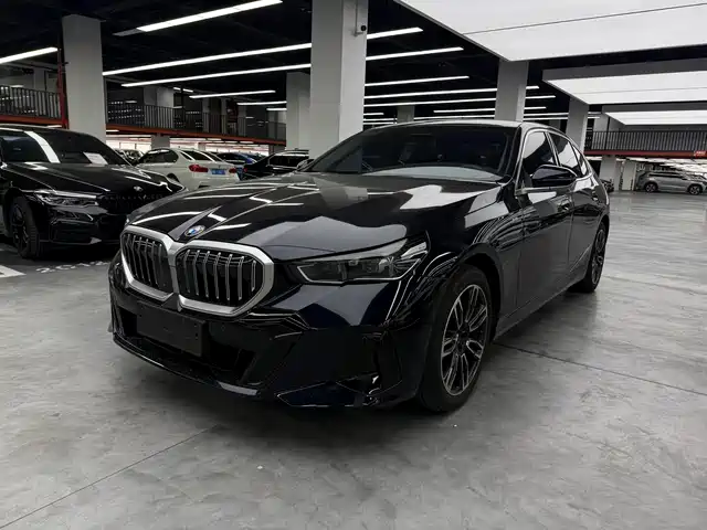 BMW 5-Series 2026 530 Li Leading M — фото 1