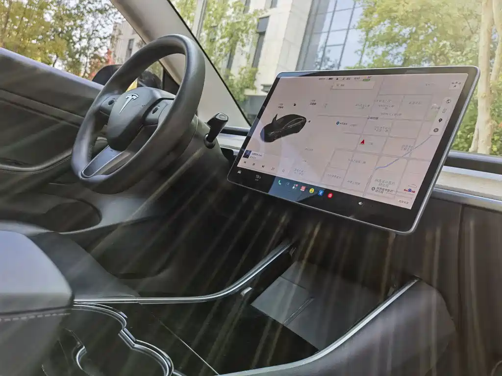 Tesla Model 3 — миниатюра 11