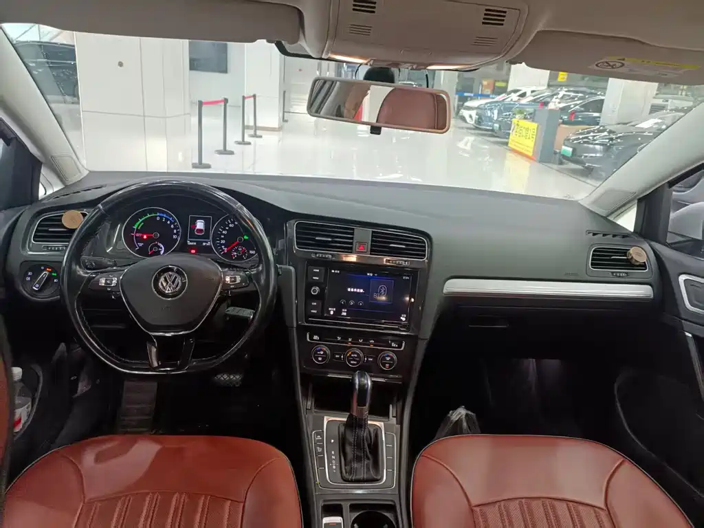 Volkswagen Golf EV — миниатюра 6