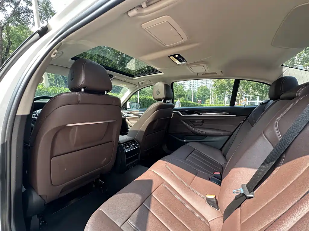 BMW 5 Series — миниатюра 8