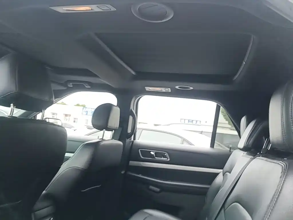 Ford Explorer (Import) — миниатюра 18