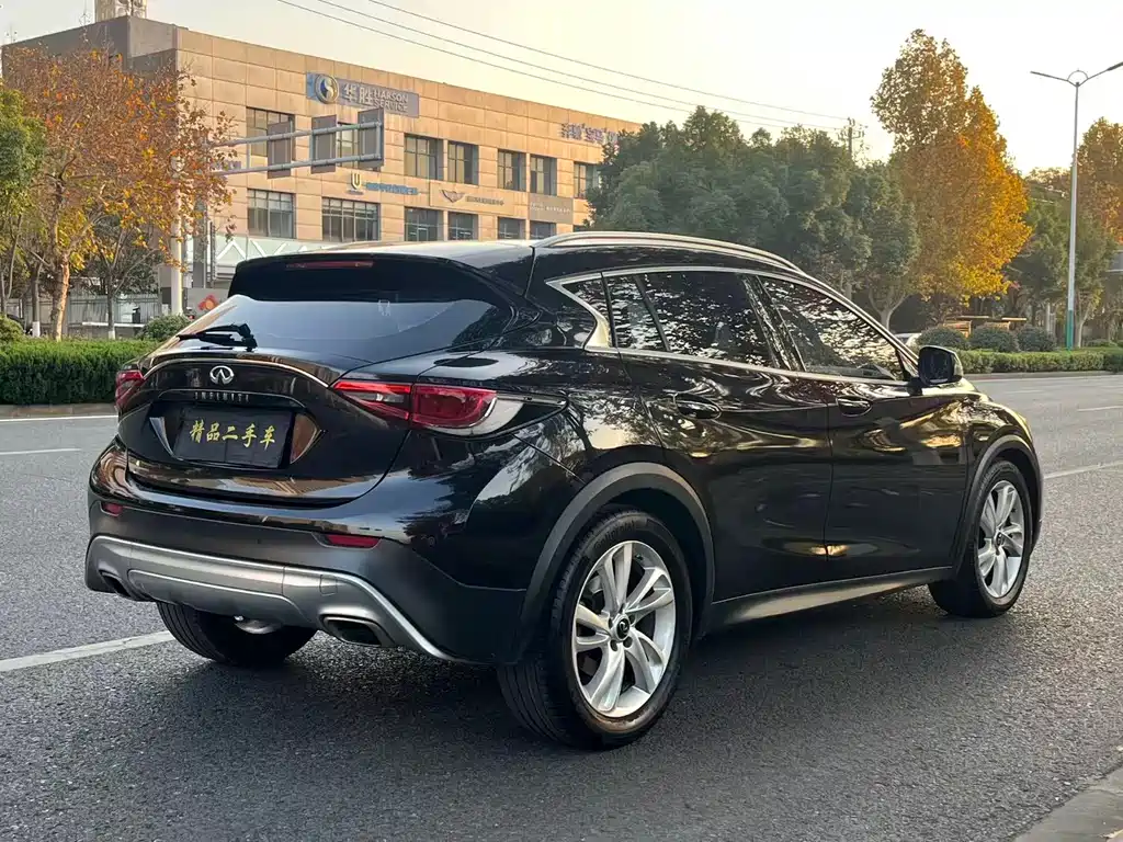 INFINITI QX30