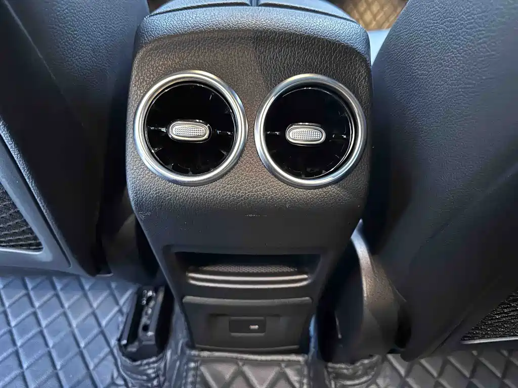 Mercedes-Benz GLB — миниатюра 18