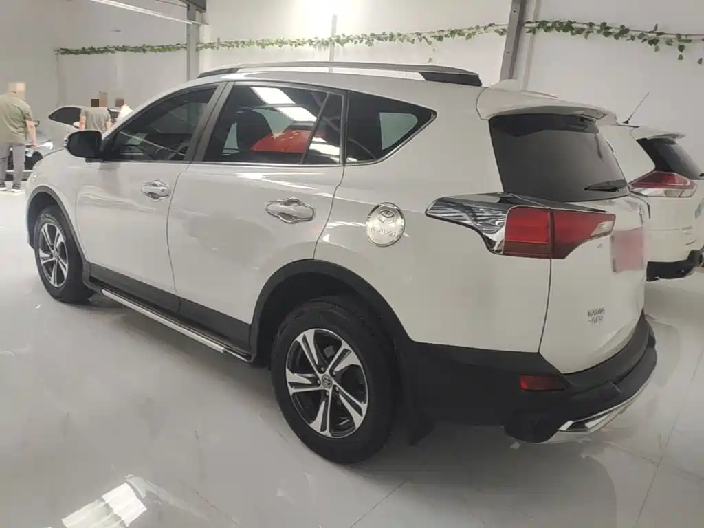 Toyota RAV4 — миниатюра 5