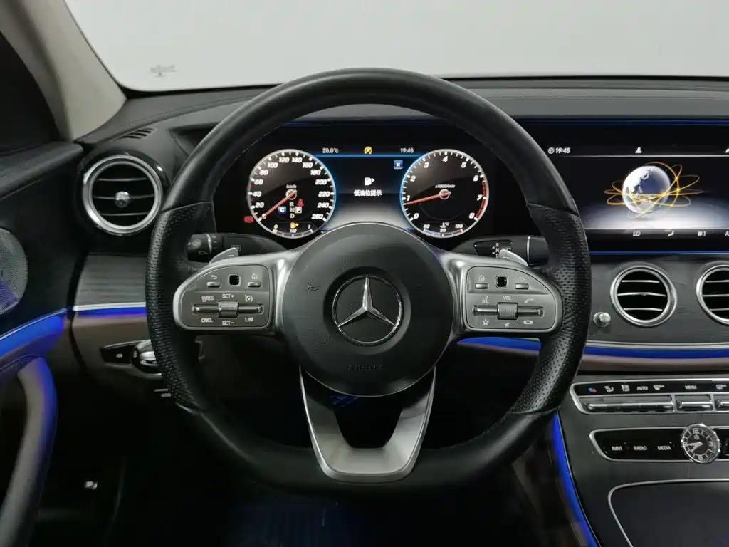 Mercedes-Benz E-Class — миниатюра 11