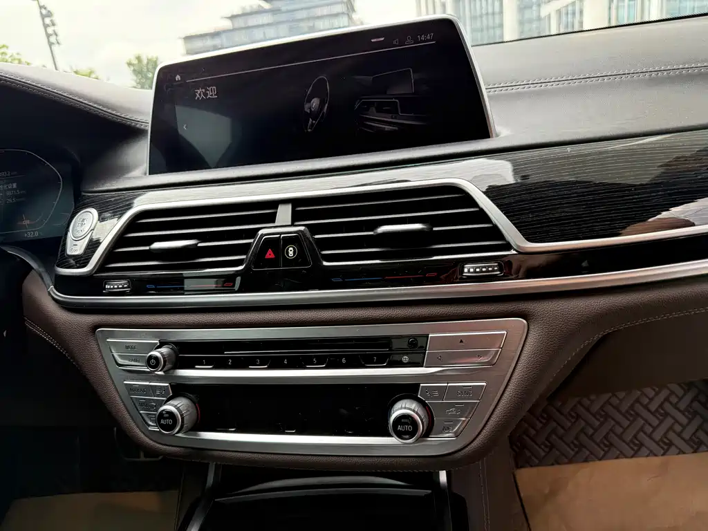 BMW 7 Series — миниатюра 17