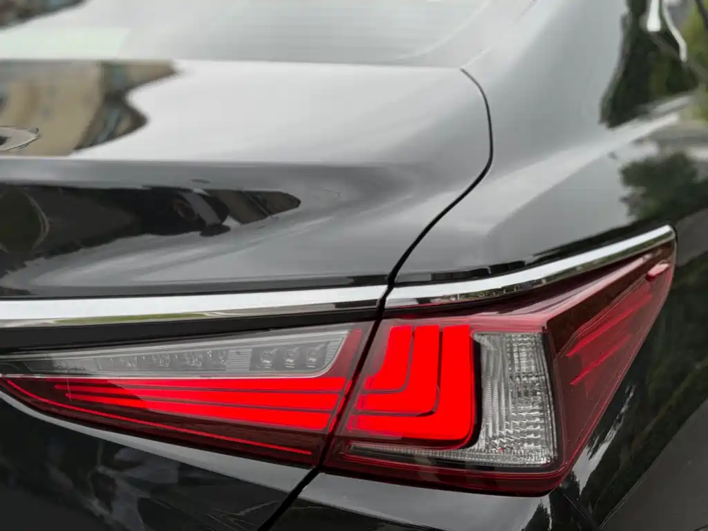 Lexus ES — миниатюра 16