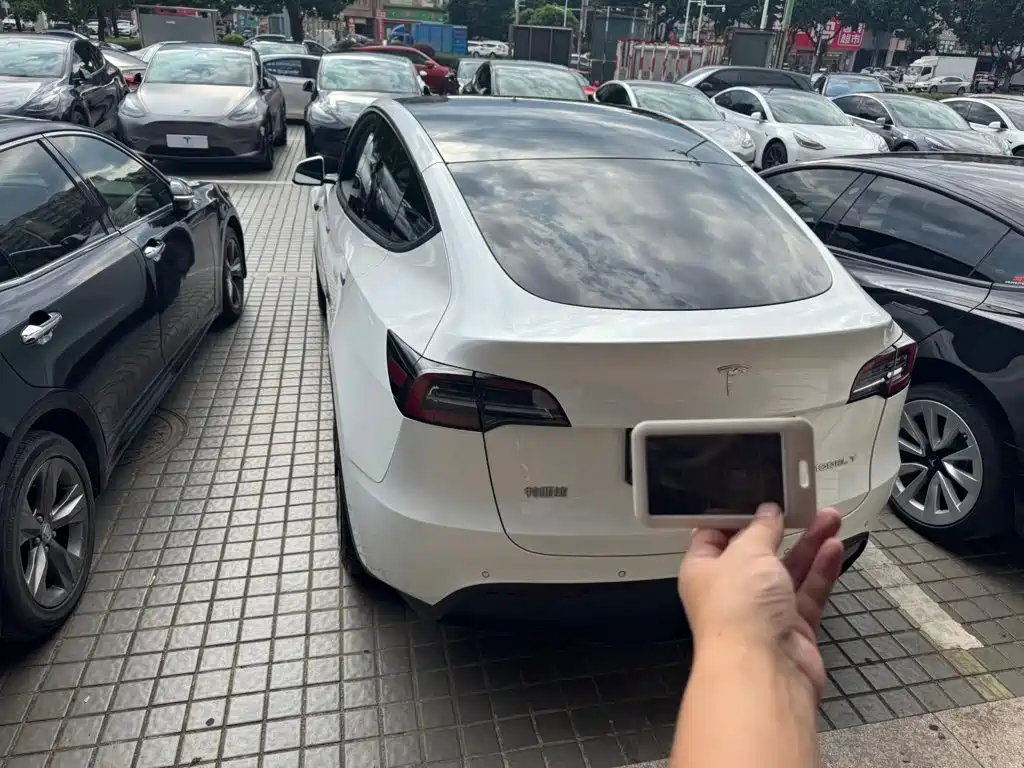 Tesla Model Y — миниатюра 2