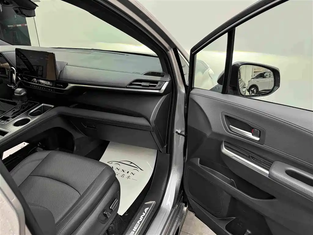 Toyota Sienna — миниатюра 9