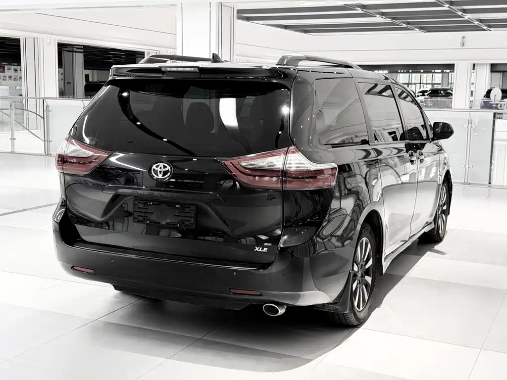 Toyota Sienna — миниатюра 6