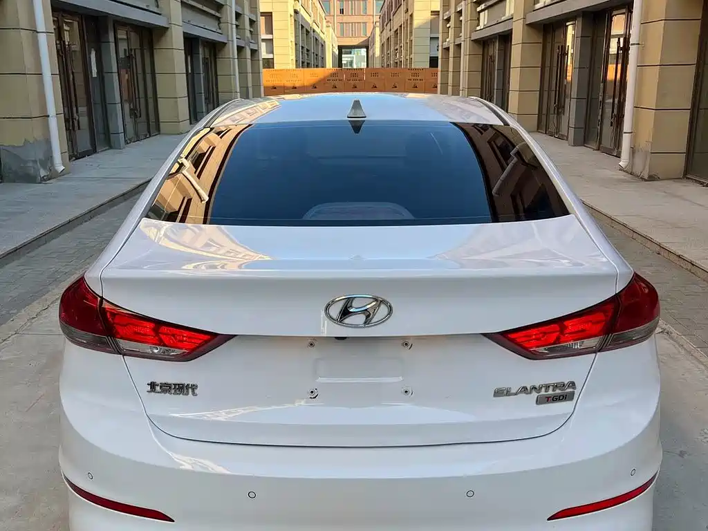 Hyundai Elantra — миниатюра 12