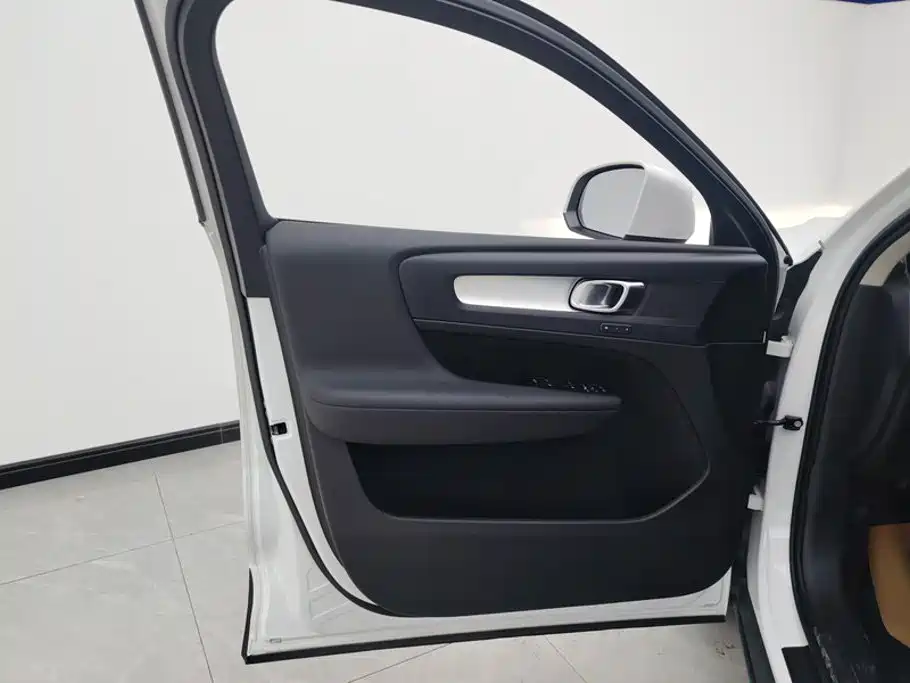 Volvo XC40 — миниатюра 7