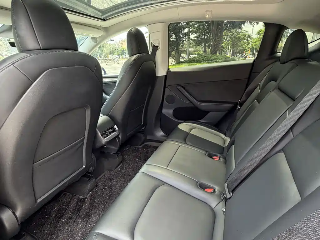 Tesla Model Y — миниатюра 7