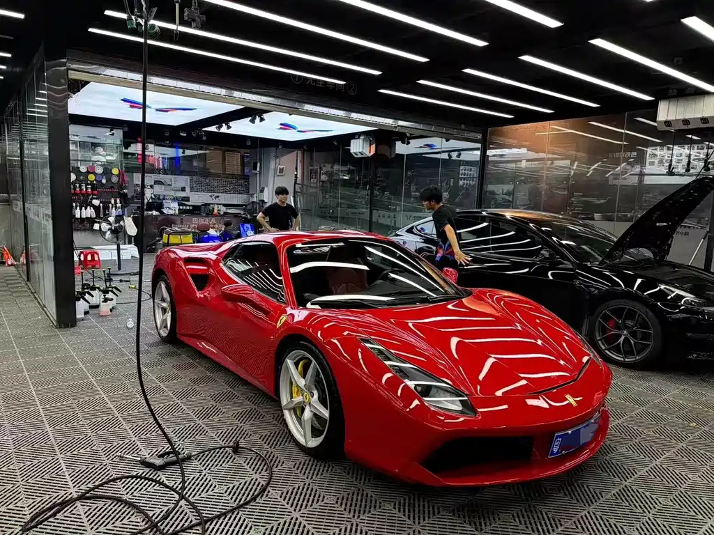 FERRARI 488