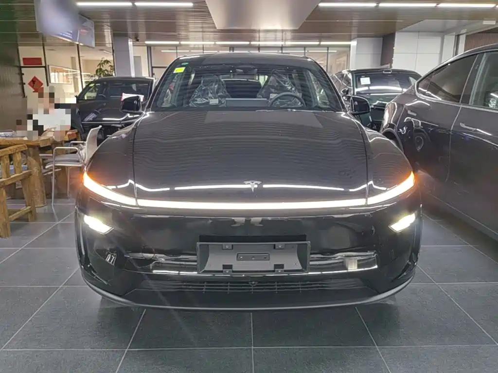 Tesla Model Y L — миниатюра 3
